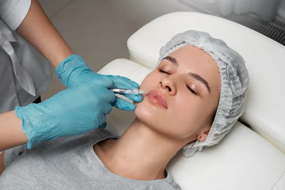 ¿Cómo conseguir unos labios definidos y con color natural sin maquillaje diario?